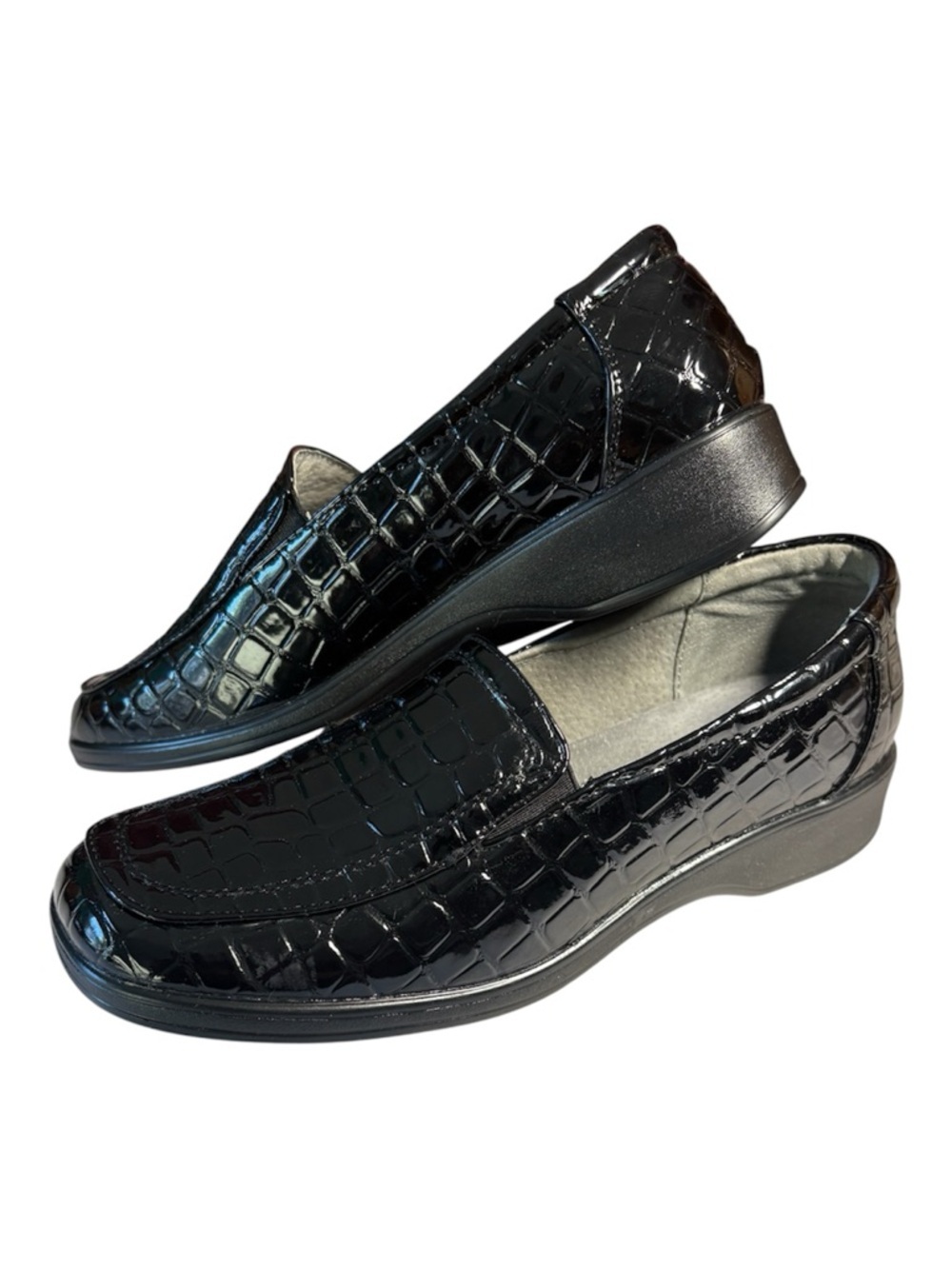 Tradition Croc-Embossed Slip-On Women's Loafers. Size  8M. Black.